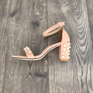  - Nude pearly skor i storlek 39. 