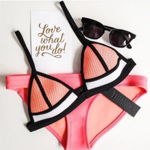  - Bikini från Triangl i färgen BAMBI beställd från orginalsajten för ett år sedan men endast använd en gång. Orginalpris 800kr (ink tull) Säljer pga för liten! Underdelen är i strl M men är väldigt liten i storleken, överdelen i strl XS och sitter väldigt snyggt över brösten! Skicka meddelande för egna bilder!   Köpare står för eventuell frakt 