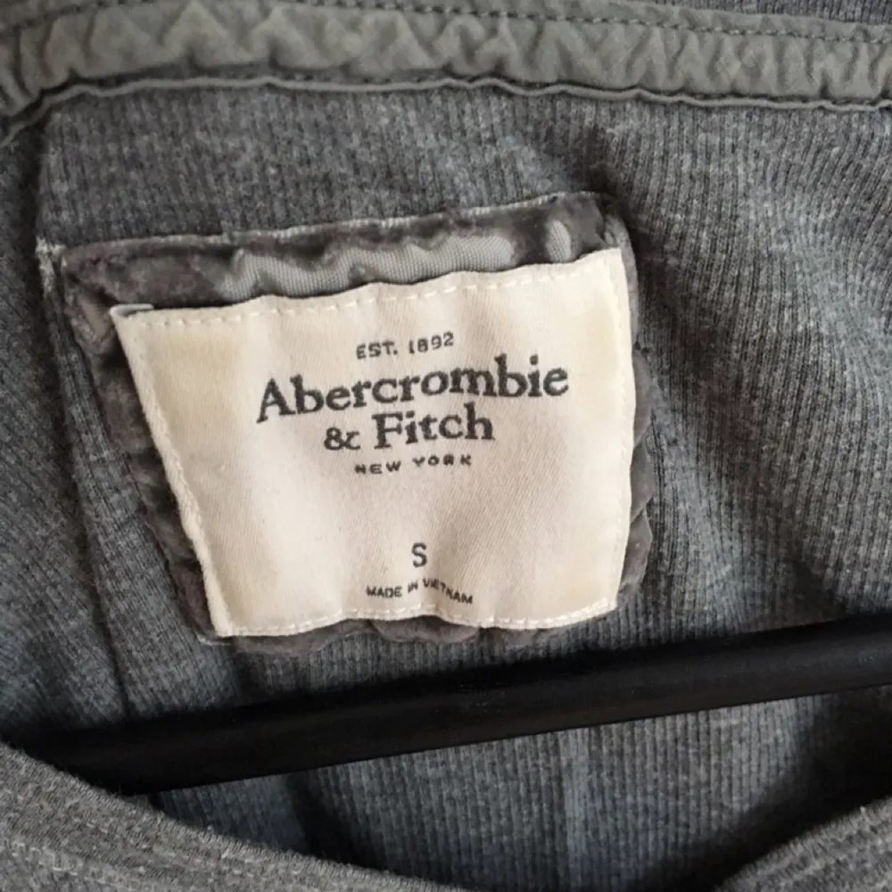 Grå tröja från Abercrombie & Fitch. Köptes för 2/3 år sedan och knappt använd, väldigt fint skick. Säljer pga att ja inte använder den längre. Väldigt skönt material. Frakt ingår i priset. Toppar.