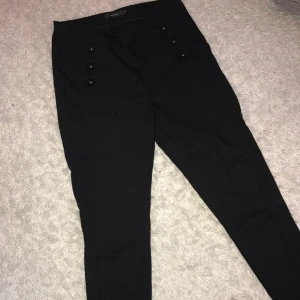  - Helt nya kostymbyxor, nypris 700kr. 