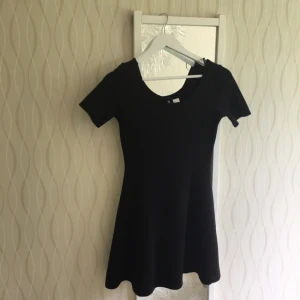  - Söt klänning från HM som är väldigt snygg i midjan😃 använt en gång så helt ny nästan! Sitter jätte bekvämt😌 köparen står för frakt