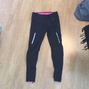  - Träningstights från HM. Stretchiga och sköna. Knappt använda. Köparen står för frakt.