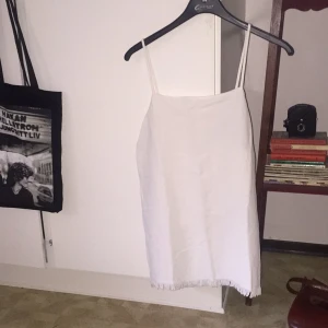  - Vit fin klänning från Tobi i strl XS/S. Har endast provat en gång!  Priset är inklusive frakt ☺️