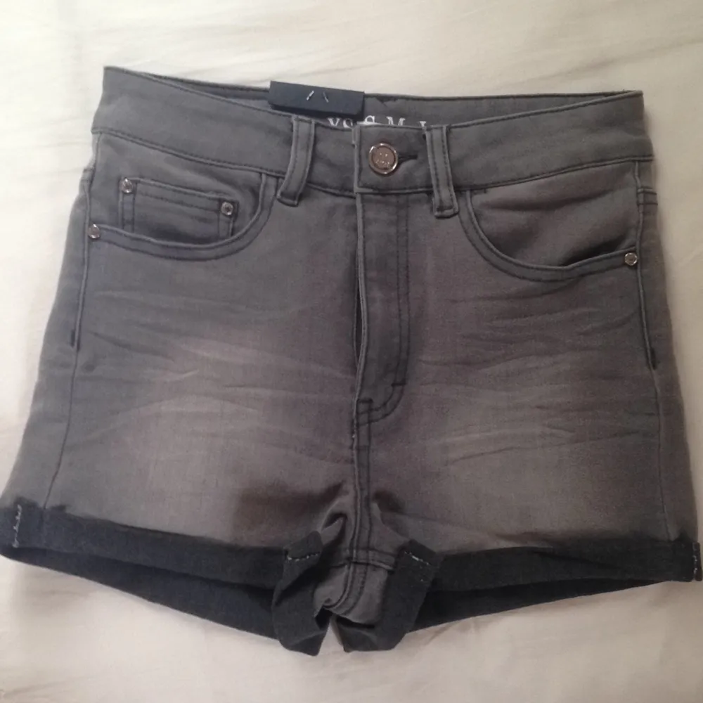 Gråa high waisted jeansshorts från Never denim, köpta på BIK BOK. Aldrig använda, endast provat. Köparen står för frakten.. Shorts.