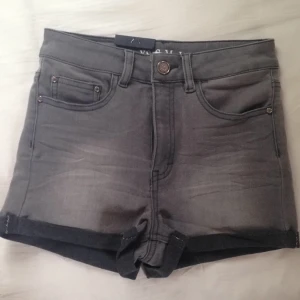  - Gråa high waisted jeansshorts från Never denim, köpta på BIK BOK. Aldrig använda, endast provat. Köparen står för frakten.