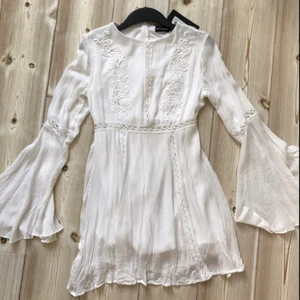  - En fin spetsklänning som kan användas vid studenten eller andra speciella tillfällen. Utsvänga ärmar och bra längd. Säljs endast pga jag hittade en mer passande studentklänning. Storlek 38-40. Säljer billigare än originalpriset. 