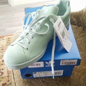  - Säljer dessa Adidas skor som aldrig är använda då lappen sitter kvar.. Storlek 42 2/3