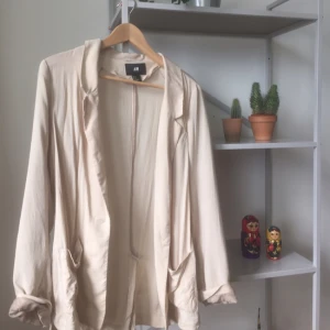  - Tunn beige kavaj i viscose från H&M i strl 36 🌸 använd med kärlek! 