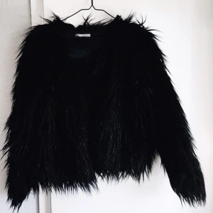  - Fuskpäls från gina tricot. Köpt för 2-3 år sedan, välanvänd men fortfarande fin. Säljer billigt för den tar bara massa plats. Priset kan diskuteras vid snabb affär. 