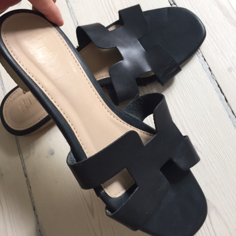 Svarta Hermés-inspirerade sandaler | Plick Second Hand