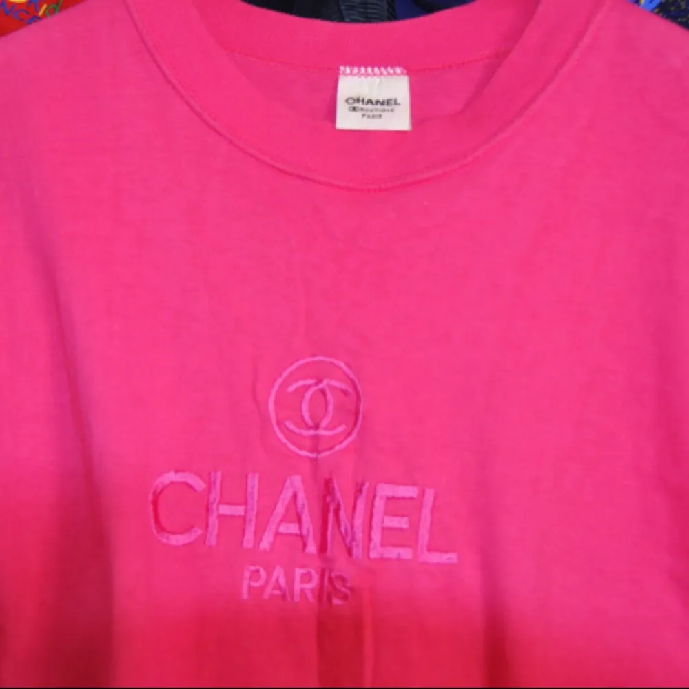 Chanel T-shirt ;) köpt secondhand, jag har sytt upp den då den va rätt lång. Frakt 14 kr. T-shirts.