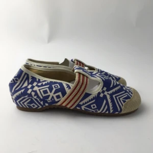  - Sandaler,  Strl: 40,  Färg: Flerfärgad, Blå,  Skick: Nytt,  Klackhöjd i cm: 3