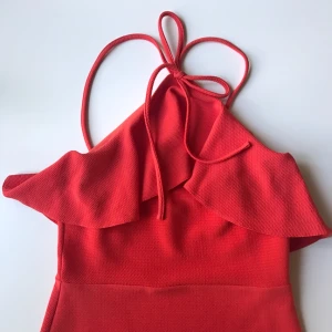  - Klänning köpt från asos! Prislapp kvar, endast provad! Kan fraktas.  Vid frågor eller fler bilder, skriv i chatten ✨