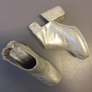  - Högklackat i silver med tjock klack. Använda väldigt lite!
