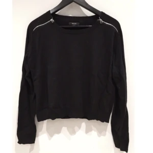  - Finstickad tröja med dragkedjor på axlarna, från Kostym. Storleken är L men den funkar absolut på både en S och M egentligen tycker jag. Kan skicka fler bilder/info om så önskas!