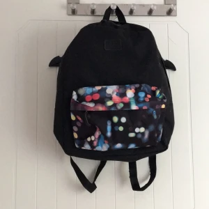  - Ryggsäck ifrån märket vans, varsamt använt.  Betalning sker via swish. 