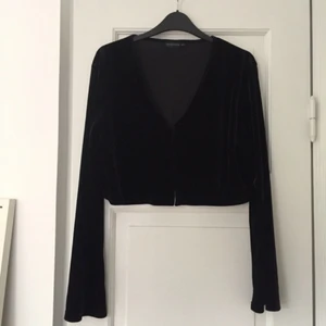  - Svart sammetsbolero med vida ärmar. Använd ett fåtal gånger. 