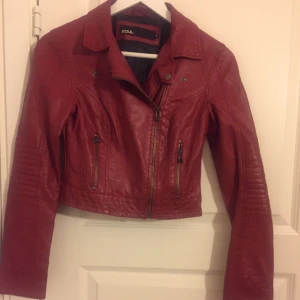  - Röd skinnjacka, Har använt den bara en gång.