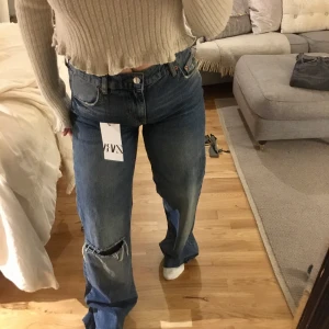 Zara jeans NYA - De populära jeansen från Zara. Modell The 90’s full lenght från premiumkollektionen. Helt nya med lapp och allt kvar, säljer endast för att de var alldeles för långa för mig (160). 🧚🏼                  199kr + frakt eller bud däröver.