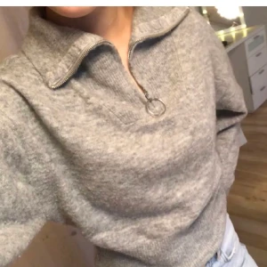 Stickad tröja med zip - Säljer denna slutsålda gråa stickade tröjan från H&M, använd ett fåtal gånger. Storleken är XS men passar xs/s, köparen står för frakten (66kr).