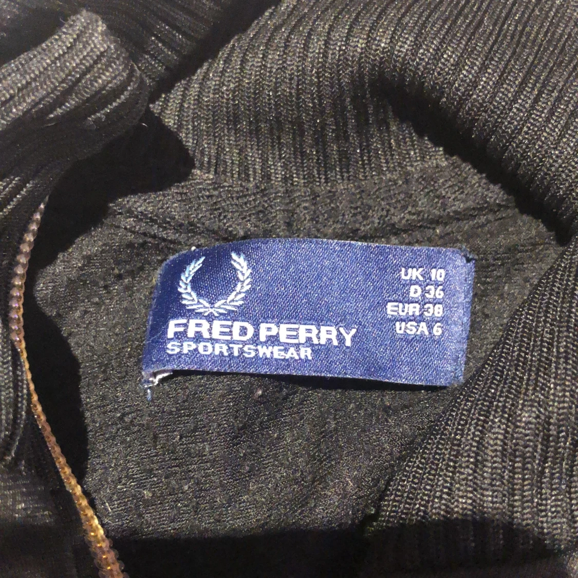 Svart Fred Perry trocktröja med dragskedja storlek 38 - 90