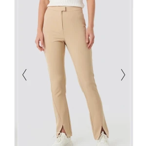 Kostymbyxor med slit från nakd  - Superfina kostymbyxor från nakd med slit nedtill. Storlek S/36, endast använda 1 gång då de var för stora på mig. 100kr + frakt, pris kan diskuteras💕 skicka privat för fler frågor eller bilder😋