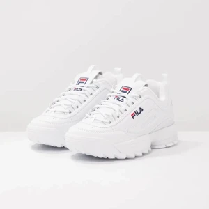 Fila skor - Hej! Säljer mina Fila skor, använda väldigt sparsamt under en kort period! Fint skick, skickar dom rengjorda! Vid intresse skickas fler bilder. Säljer för 160 + frakt 🥰Köpta för 1200! Storleken är 36.5 men skulle mer säga dem är som 37.5!