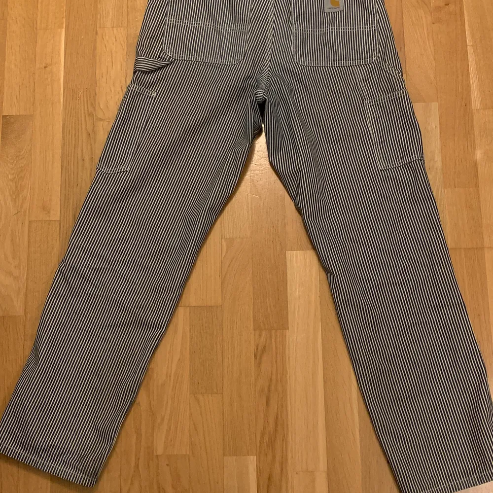 Randiga baggy jeans från carhartt. Jeans & Byxor.