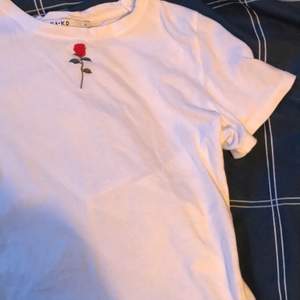En snygg vit T-shirt med ett tryck med en liten röd ros i stolek S🤍 tröjan är i fint skick och kostar 40kr + 33kr frakt💞