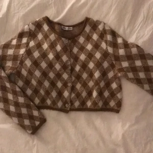 Zara kofta - Jättefin kofta som jag säljer eftersom den inte är min stil. Skit snygg till jeans! Har använt endast några få gånger.                                                        ((Frakt tillkommer)) budgivning pågår i kommentarerna 💙💙💙avslutar budgivningen 18.00