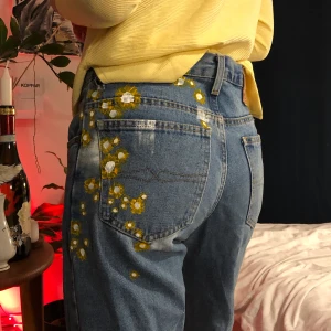 Jeans - Manliga jeans i storlek M, straight fit. Jag har målat dem på skinkan och adderat en vit strap på ena benet. Notera att 2/4 bälte hållare är sönder. Köparen står för frakten. Buda gärna i kommentarerna. 😌✨