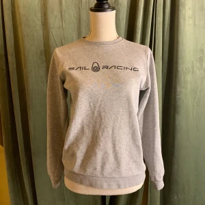Grå sail racing tröja  - Köpt på kids brandstore för 599kr, är i bra skick😊 budgivning i kommentarerna, börjar på 250kr