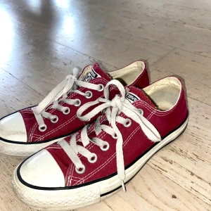 Converse Vinröda - Vinröda låga Converse i storlek 37.5, men stora i storleken så passar dig som har 38. Använda men inga hål eller fläckar. 