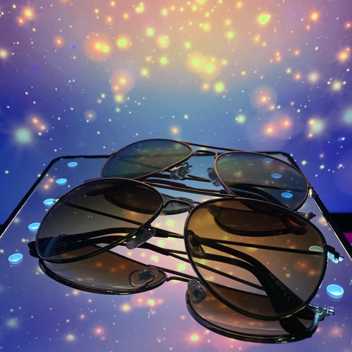 TVÅ STYCKNA SOLGLASÖGON