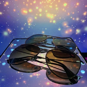 TVÅ STYCKNA SOLGLASÖGON  - Säljer två styckna solglasögon, har använt dom ett antal gånger, finns på gröna linjen, tar emot Swish & kontanter :)