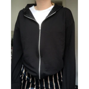 Bobo ziptröja strl 34 - En fin dragkedja tröja som jag säljer pga att jag aldrig använt den. Tröjan kommer från Bobo och är i bra skick. Frakt 40kr