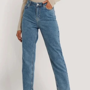 Nakd jeans slits - Säljer nakd jeans med slits. Blåa i storlek 36. Säljes pga fel storlek, supersnygga. Fraktas för 65kr ❤️
