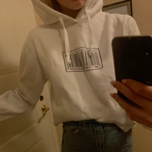 Vit Hoodie från Russell strl m - Säljer denna fina Hoodie från Russell med coolt motiv😍🙏supersnygg till vardags🤪strl m