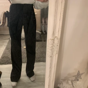Kostymbyxor  - Funderar på att sälja dessa fina och populära kostymbyxor från Madlady då de tyvärr är för stora i midjan och lite för långa på mig - storlek XS-L32. Endast använda några få gånger så i väldigt bra skick, nypris var 499kr. Frakt blir 59kr 