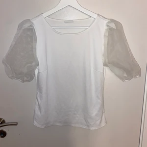 T-shirt  - En gullig och superfin tröja med genomskinliga armar i tyll