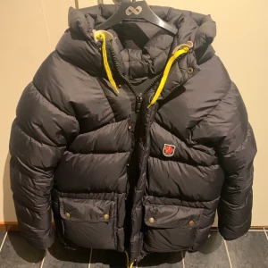 Fjällräven jacka  - Jättefin jacka från fjällräven. Storlek XXS men passar allt från XS-XL beroende på hur man vill att den ska sitta 🤍HÖGSTA BUD 3250