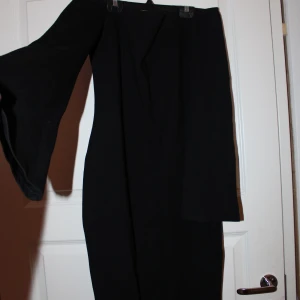 klänning - En svart off shoulder bodycon klänning med flare up ärmar. Denna klänningen är den finaste klänningen. Den har extremt bra passform och är super bekväm samt betonar kurvor så hemskt bra. Och nu vill jag den ha en ny ägare 🥰. Kan levereras i Göteborg zon1 och 2 inom västtrafiks rese handlingar. Helst cash då jag inte har swish. Detta kan dock lösas. Med leverans kan priset minskas och diskuteras. Lägg bud