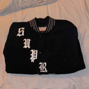 Supreme Old English Corduroy Varsity Jacket  - Supreme jacka från SS18 nypris ca 5000kr. Säljer då den tyvärr inte kommer till användning. Cond: Använd, nyskick 9/10, Bud från: 900kr (!!Öka med 100kr per bud!!) Bin: 1500kr, priset är förhandlingsbart vid snabb affär☺️
