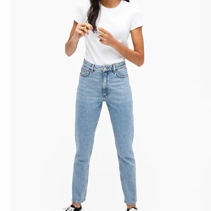 Monki kimono jeans - Säljer ett par mom jeans från Monki i storlek 26. As snygga jeans men säljer då de inte kommer till användning längre. Använda en del men fortfarande i super bra skick. 💕