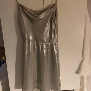 Silver klänning - En jätte fin silverklänning, perfekt till nyår. Klänningen är jätte fin som den är, men om man kan sy så skulle man kunna göra om den till en super snygg topp. Frakten ligger på 50kr, vid en snabb afär delar vi på frakten. 💖