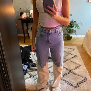 Zara jeans  - Blekta zara jeans, blåa, bilden är från förra säljaren. Supersnygga men får tyvärr inte användning för dem!!!😃 fråga på om de är något ni undrar...