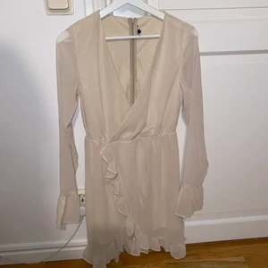 Klänning - Jag säljer denna fina klänningen då jag har två utav den så denna kommer aldrig till användning. Den är endast testad. Storlek xs, men passar även bra på mig som har S i vanliga fall. Pris: 150 + frakt 