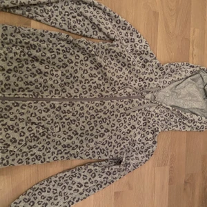 Leopard kofta  -  grå leopard kofta från Cubus i Storlek XS 🤍