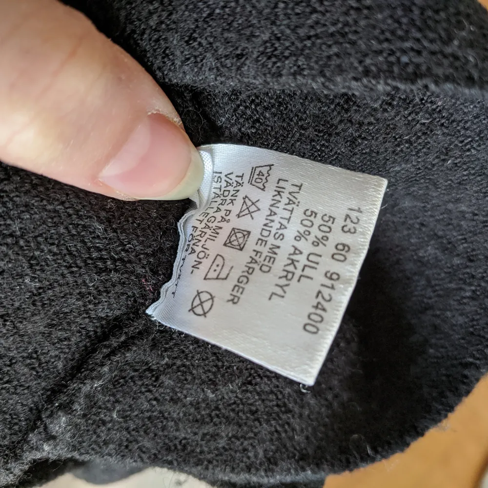 3/4 långärmad stickade tröja i ull. Lite kortare på framsidan. Det krympte när jag tvättade den, så nu är den som en XS/S. . Tröjor & Koftor.