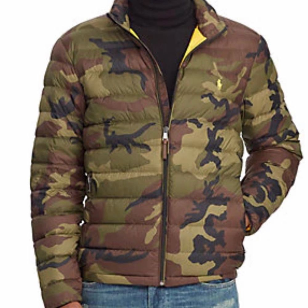 Hej! Säljer min Polo Ralph Lauren camouflage puffer jacket eftersom jag har en ny. Köpt från zalando vinter 19/20 och är en kollektion som inte säljs längre så du kommer aldrig se nån annan ha den! Storlek medium och kostade 3300 ny men säljer för 1490 kr. Använd sparsamt, i nyskick, och hade lapparna kvar, men buda gärna. Fraktar gärna! Vi gör upp om priset privat.. Jackor.